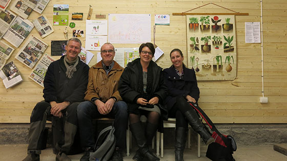 Niklas, Erland Lundqvist, Susanne LIndegardt och Annette Ungfors bekantar sig med Slakthusets fisk- och odlingsmodell